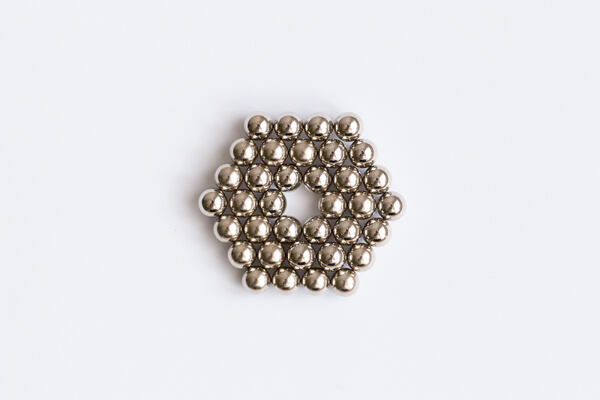 Hexagón s otvorom. Hexagón s otvorom
