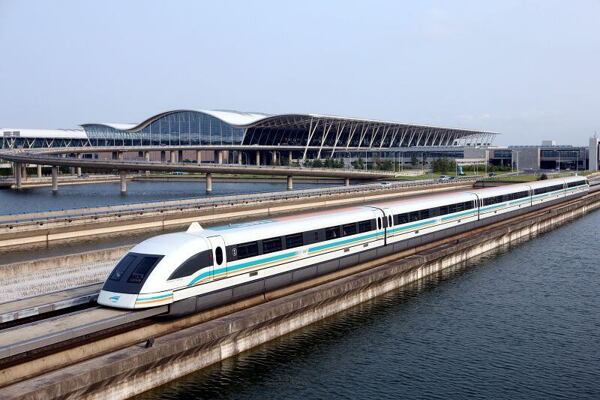 Superrýchly vlak Maglev levituje na magnetoch. Superrýchly vlak Maglev levituje na magnetoch